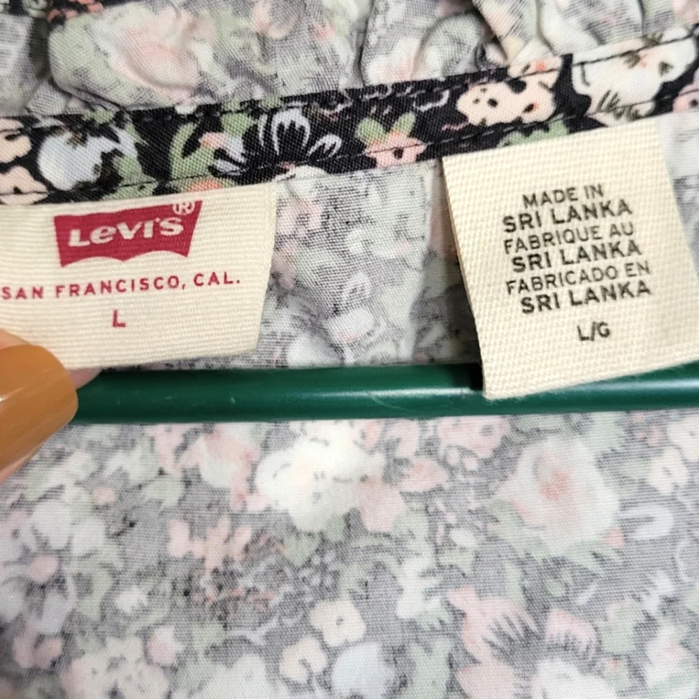 Levi's Cropped Button-Front Blouse - Picture 5 of 5